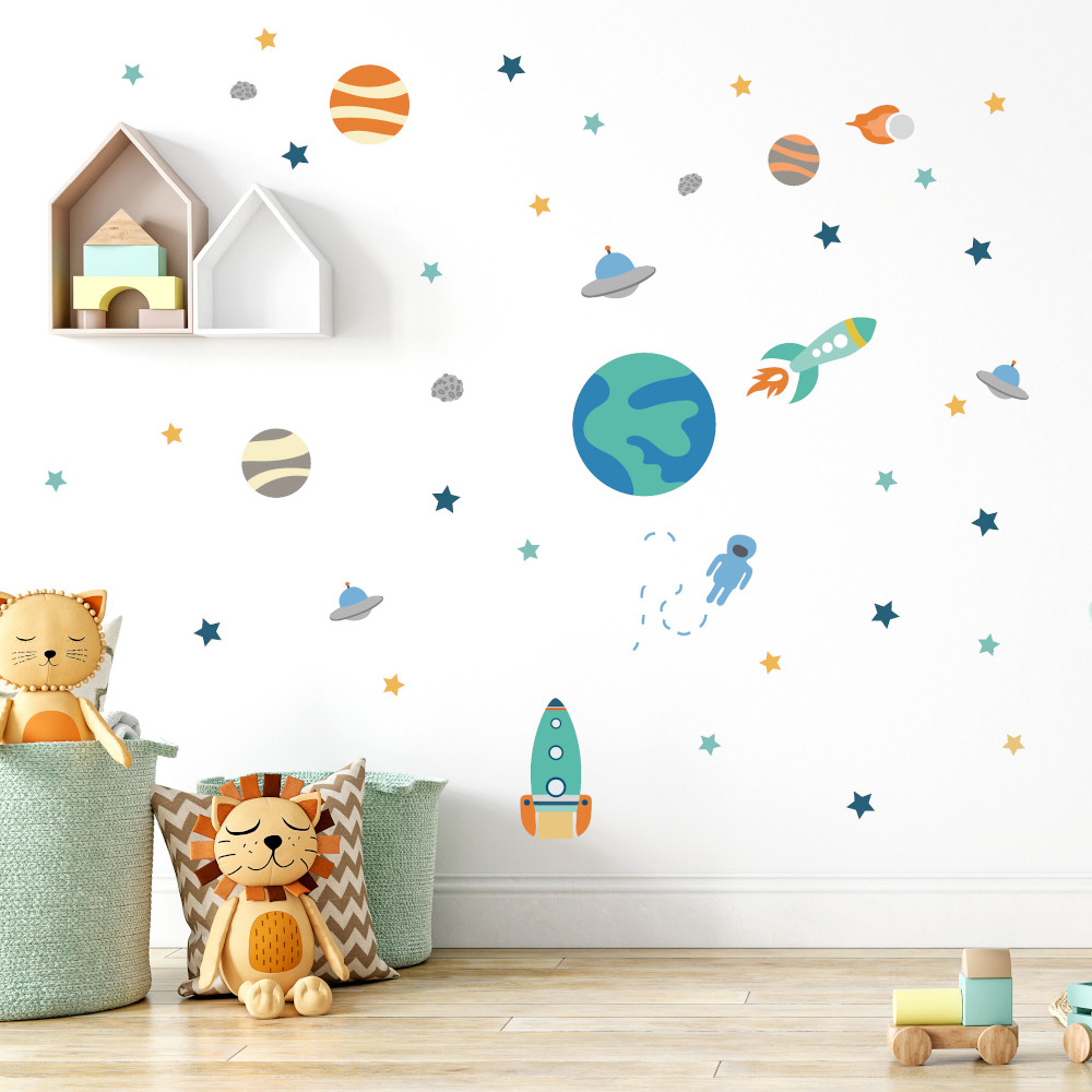 Lasst kleine und große Astronauten träumen! Diese Wanddekoration mit Weltall-Motiven verwandelt das Schlafzimmer in ein neues und aufregendes Universum